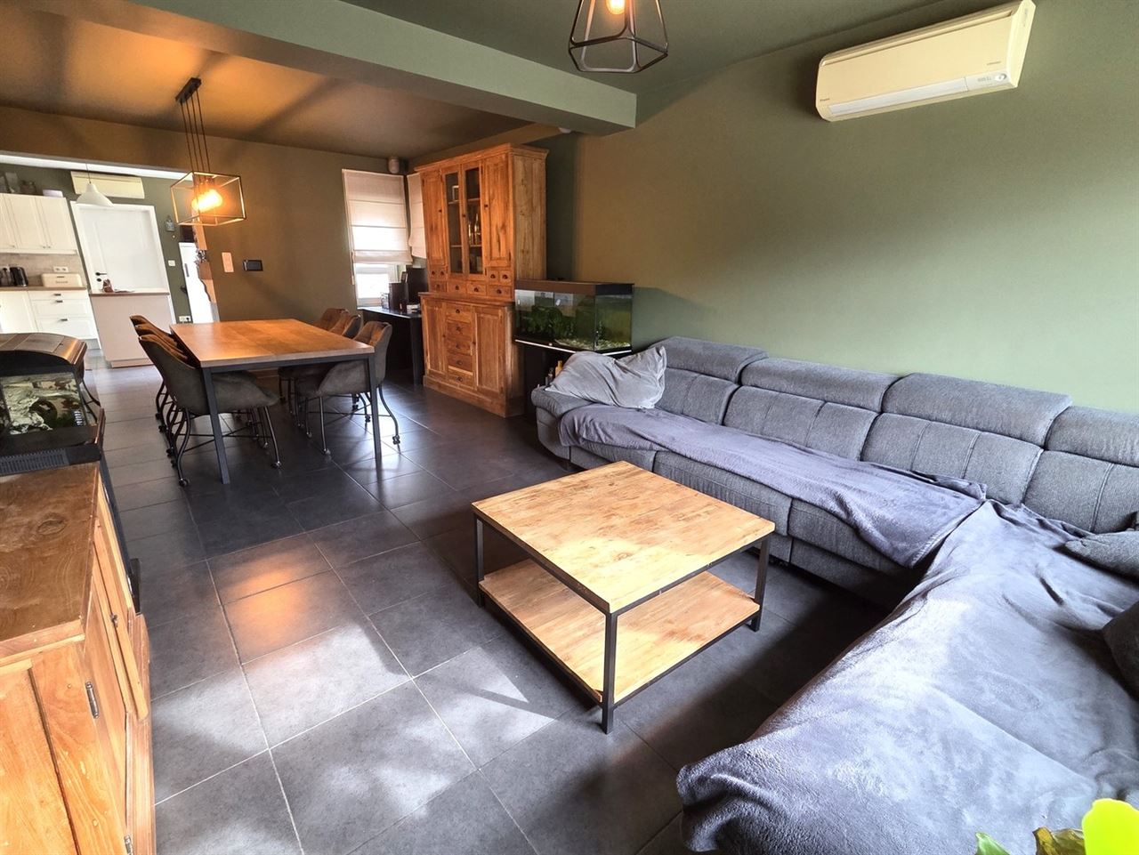 Zeer ruime woning, 4 tot 5 slaapkamers, 2 badkamers, volledig vernieuwd met ruim bijgebouw