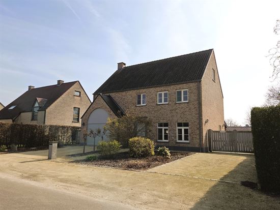 Prachtige villa woning, 5 slaapkamers, 2 badkamers in een zeer rustige straat gelegen