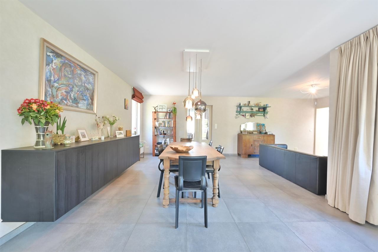 Instapklare open bebouwing met praktijkmogelijkheid, 3 à 4 slaapkamers en zonnige tuin