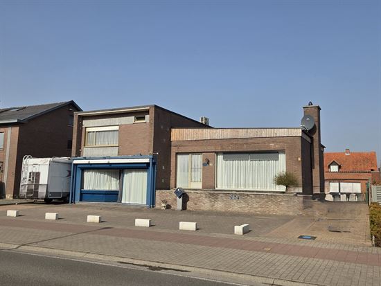 Woonhuis met aangebouwd werkatelier of polyvalante ruimte en garage aanbouwen