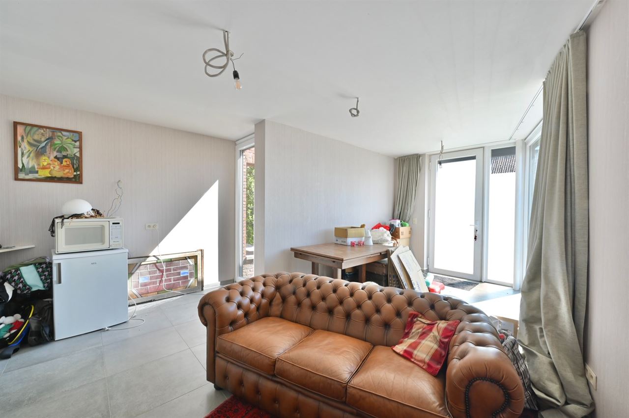 Instapklare open bebouwing met praktijkmogelijkheid, 3 à 4 slaapkamers en zonnige tuin