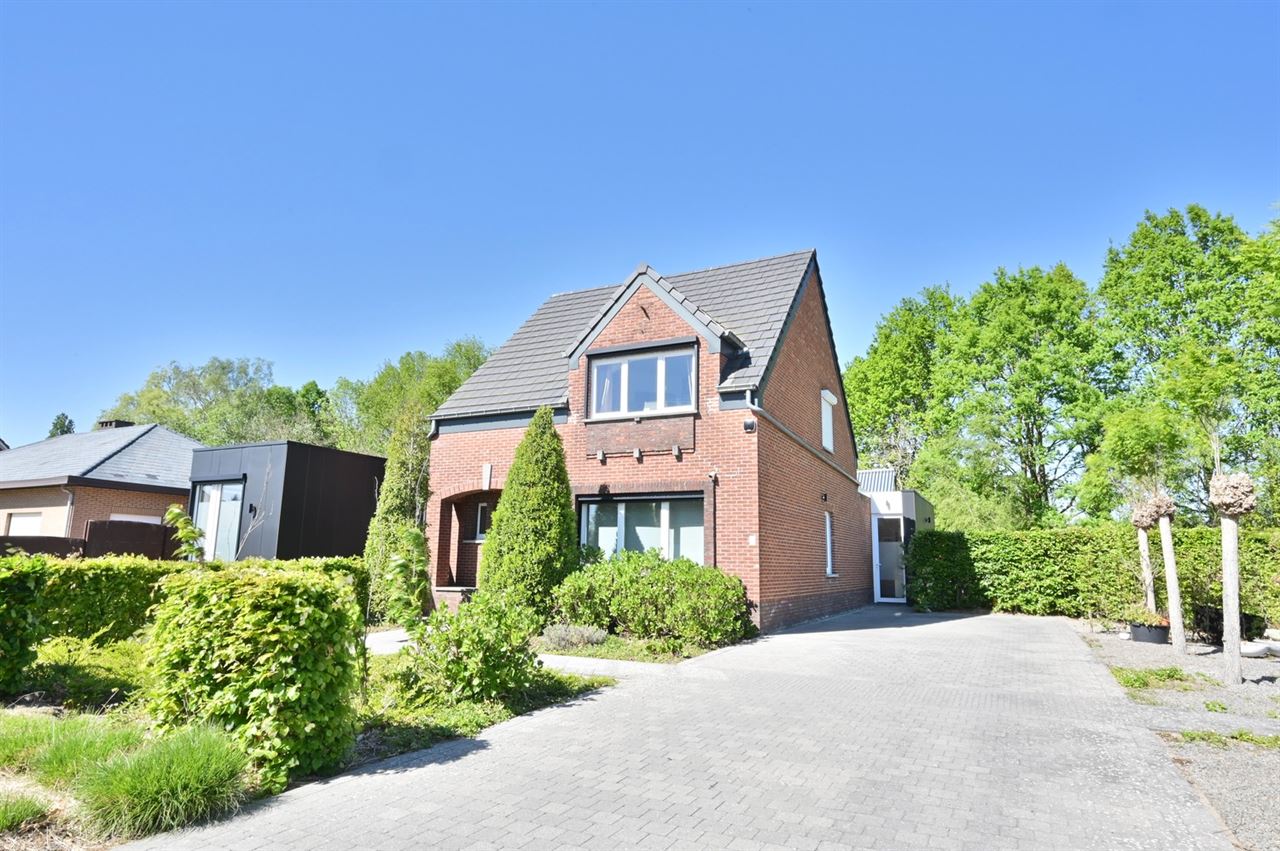 Instapklare open bebouwing met praktijkmogelijkheid, 3 à 4 slaapkamers en zonnige tuin