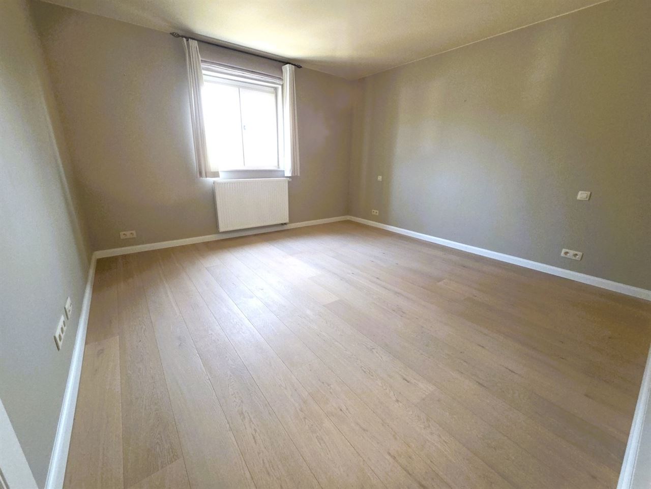 Prachtige villa woning, 5 slaapkamers, 2 badkamers in een zeer rustige straat gelegen