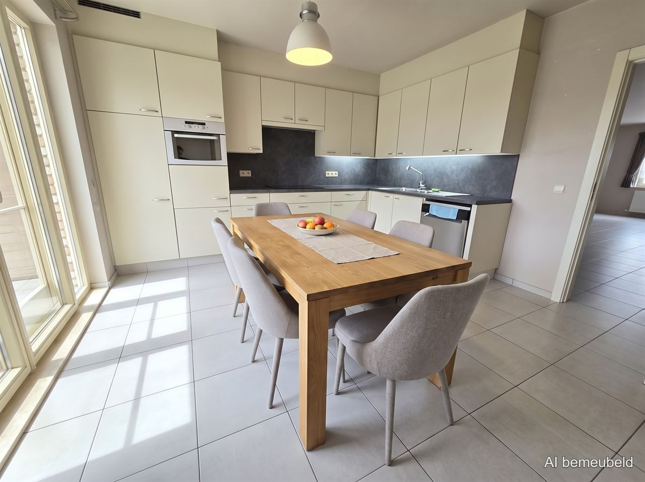 Zeer ruime gezinswoning te centrum Heist, 4 tot 5 slaapkamers met dubbele garage.