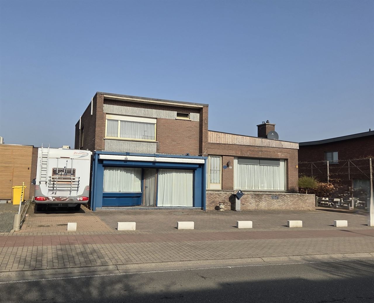 Woonhuis met aangebouwd werkatelier of polyvalante ruimte en garage aanbouwen