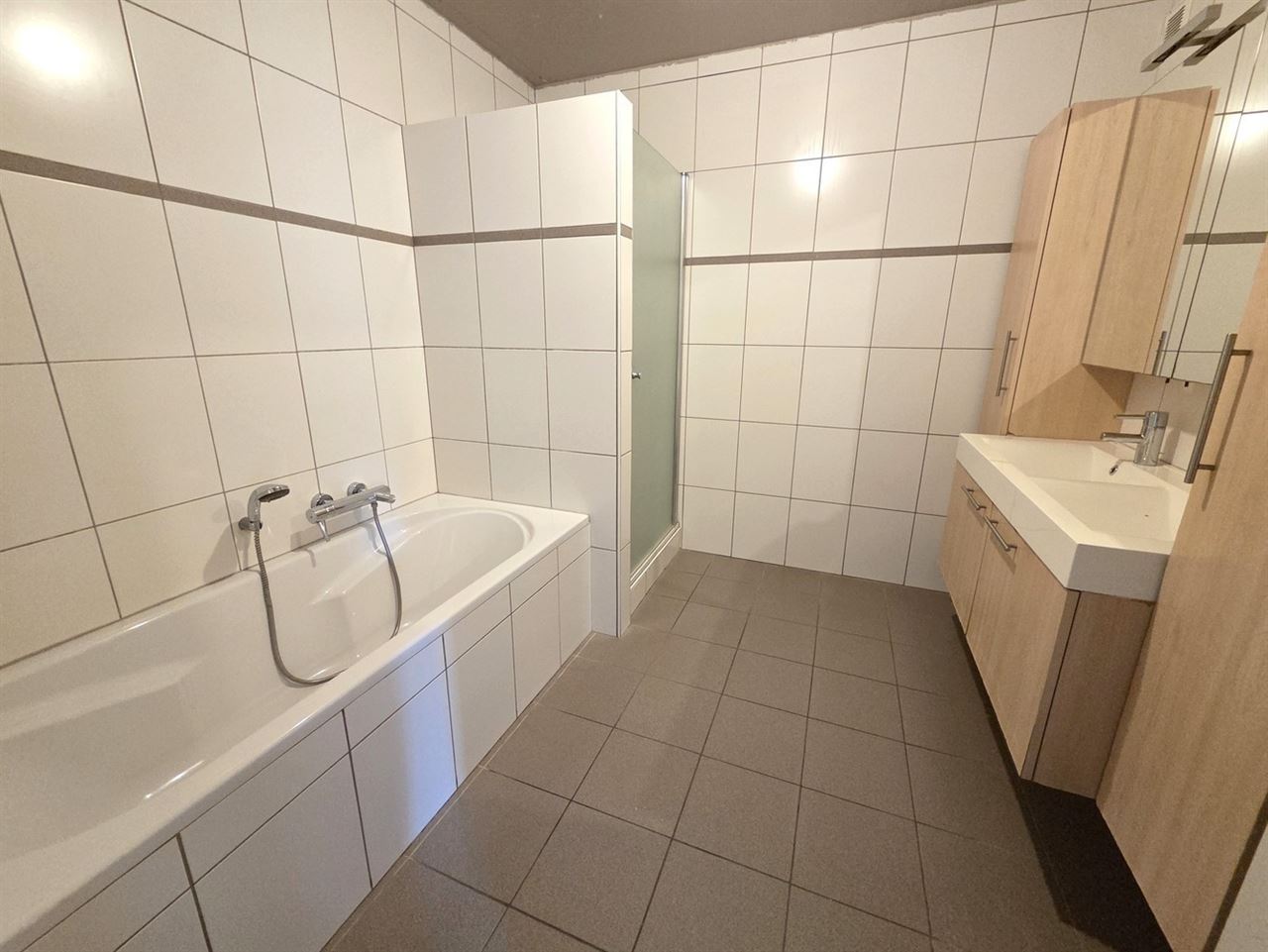 Zeer ruime gezinswoning te centrum Heist, 4 tot 5 slaapkamers met dubbele garage.