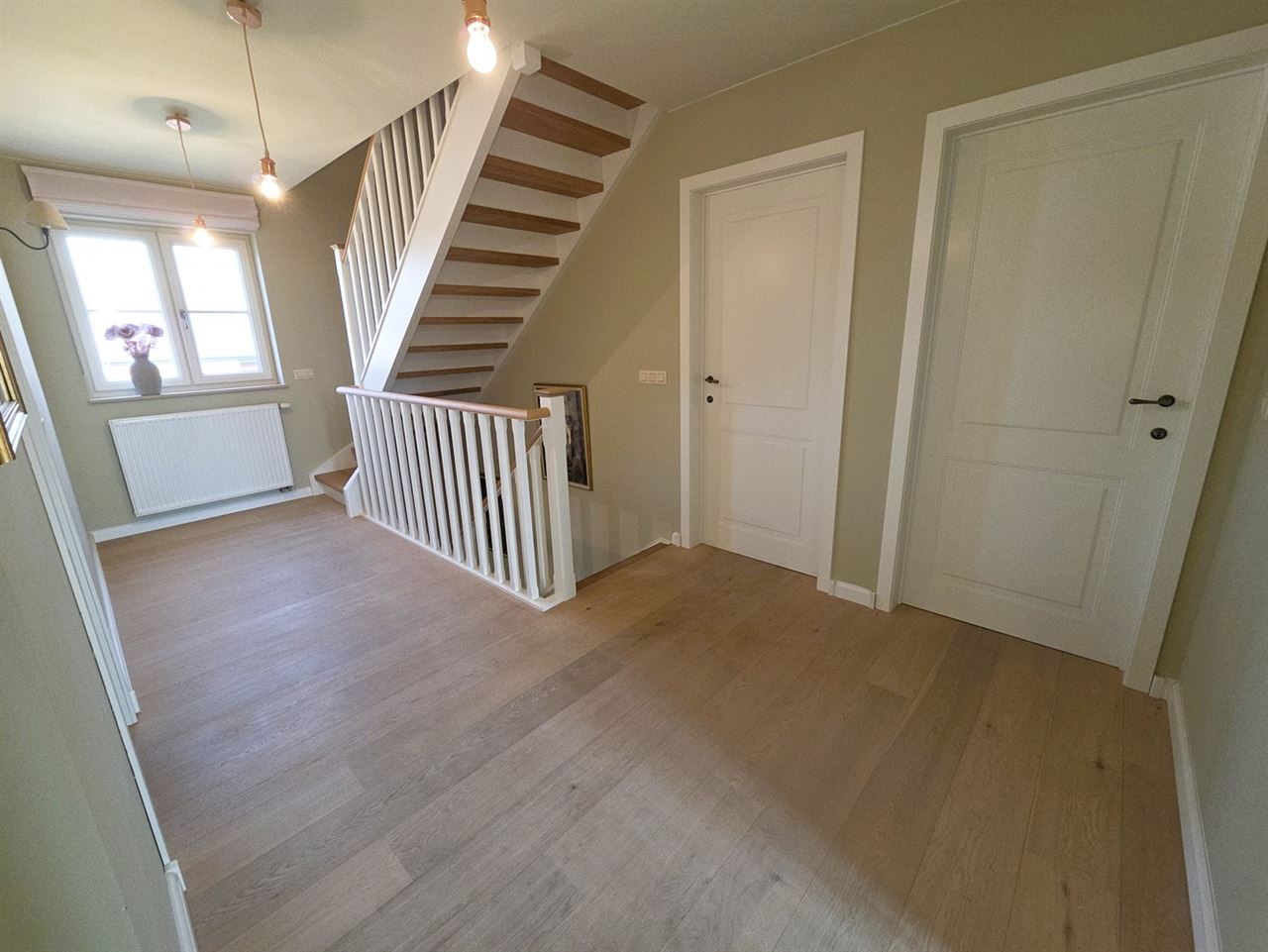 Prachtige villa woning, 5 slaapkamers, 2 badkamers in een zeer rustige straat gelegen