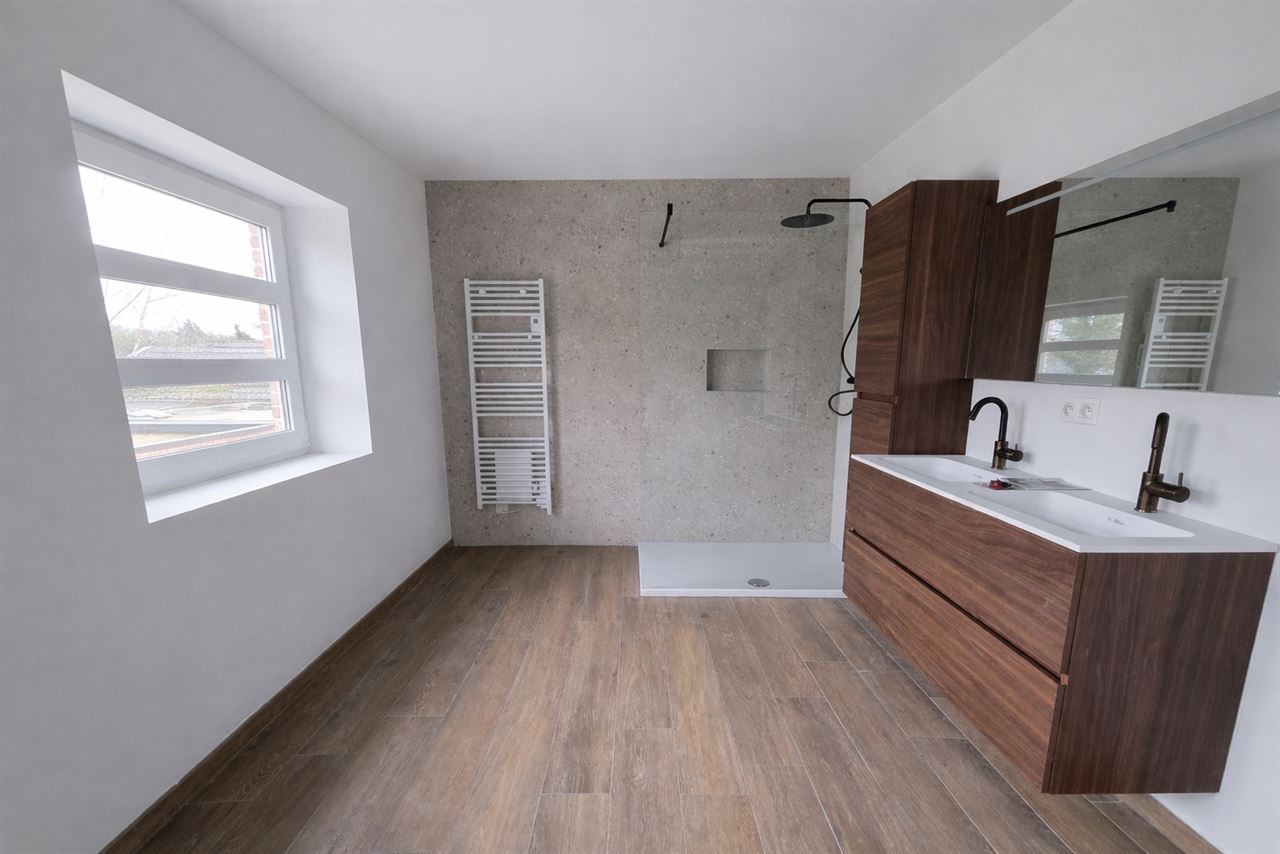 Zeer ruime woning, 4 tot 5 slaapkamers, 2 badkamers, volledig vernieuwd met ruim bijgebouw
