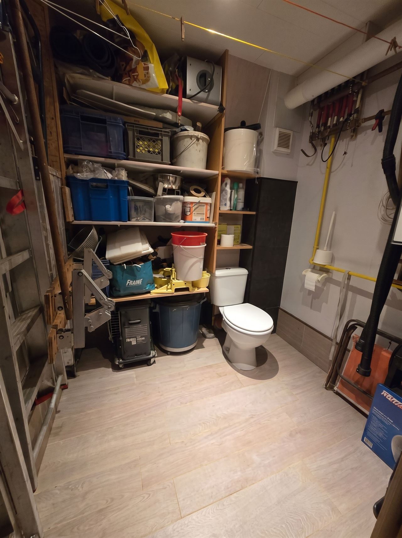 Instapklare, gerenoveerde bel-étage woning gelegen in een rustige doodlopende straat nabij het centrum van Kontich