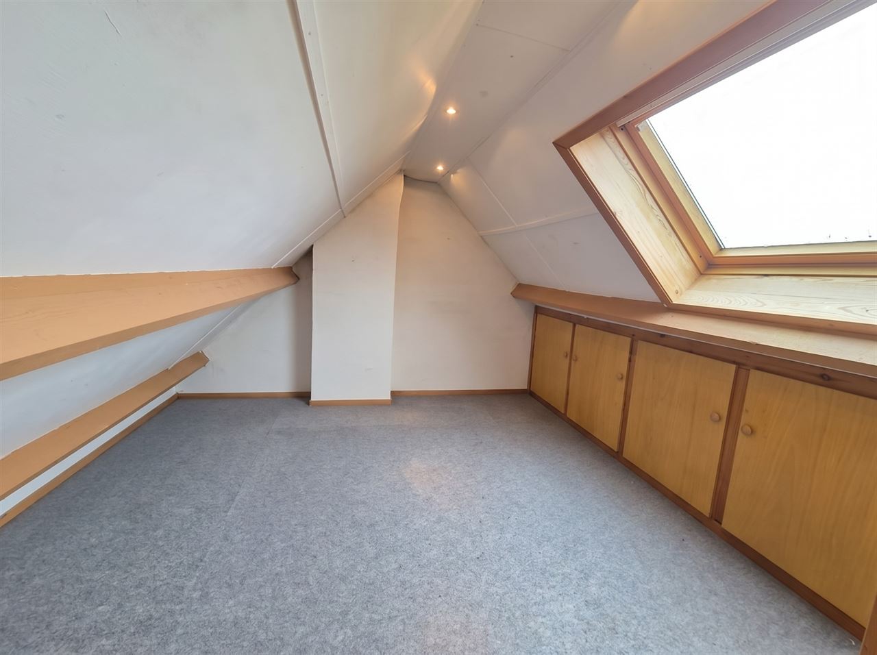 Instapklare, gerenoveerde bel-étage woning gelegen in een rustige doodlopende straat nabij het centrum van Kontich