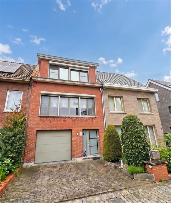 Instapklare, gerenoveerde bel-étage woning gelegen in een rustige doodlopende straat nabij het centrum van Kontich