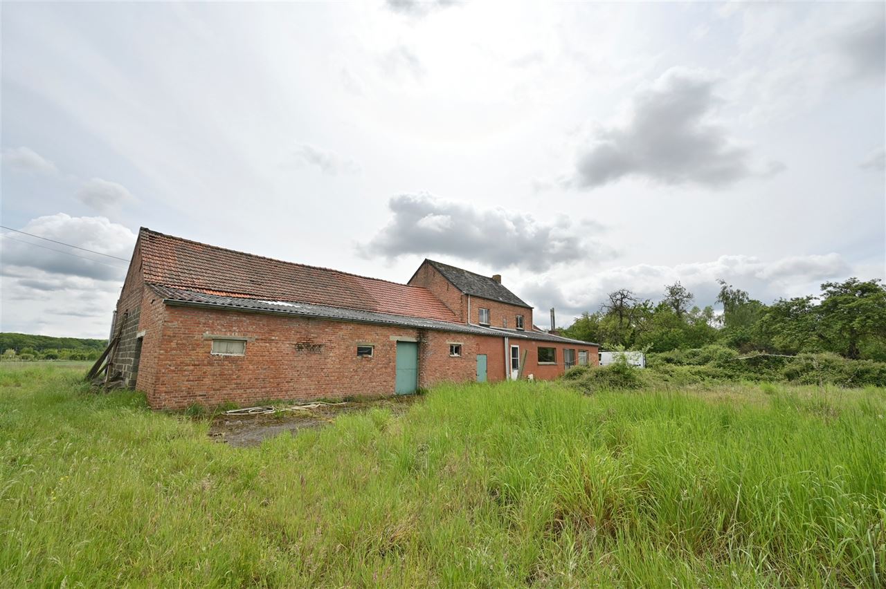 Te renoveren hoeve op rustige locatie