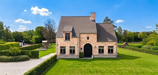 Energiezuinige villa met 4 slaapkamers, zeer grote zolder op een perceel van meer dan 1 hectare