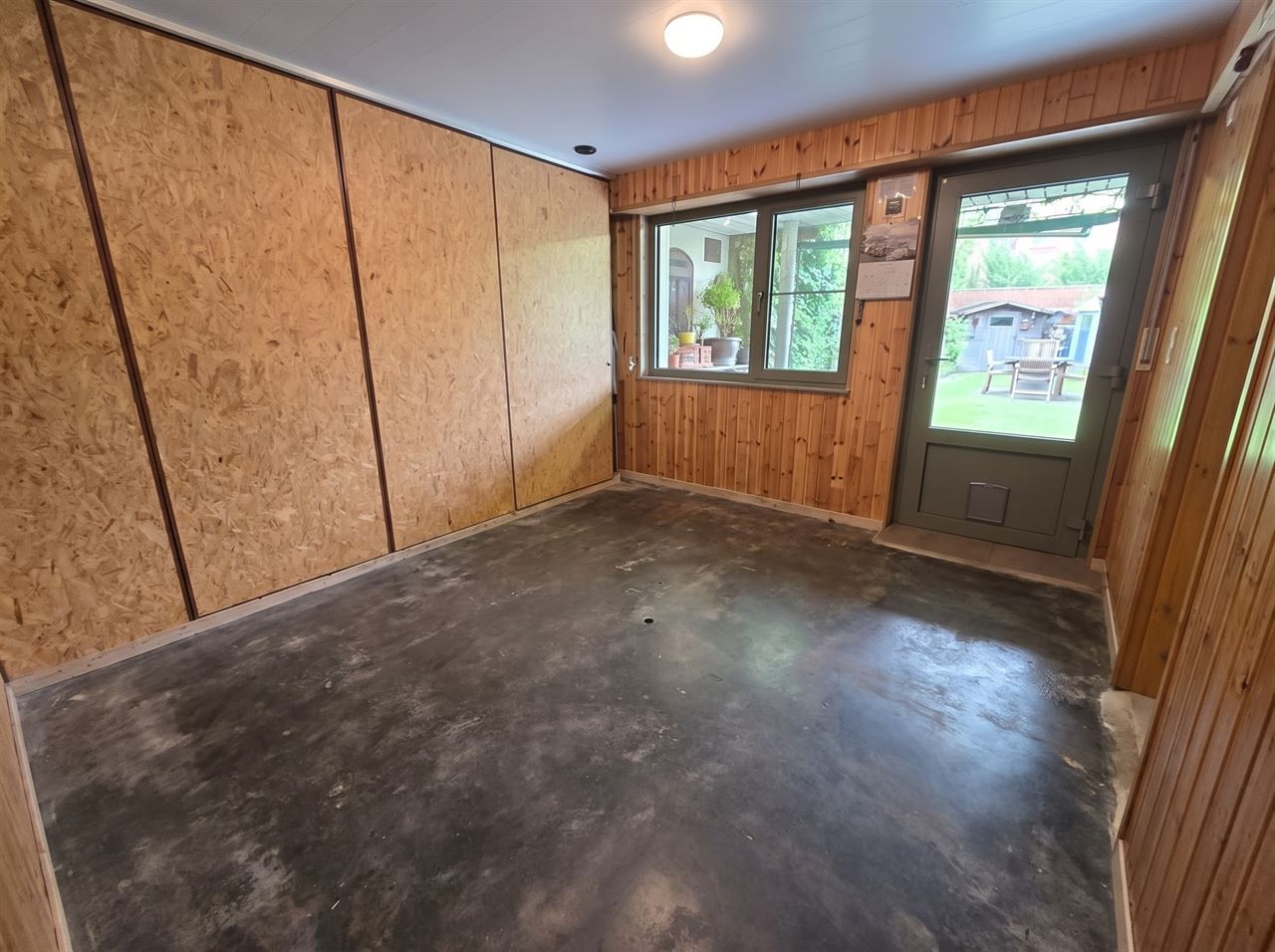 Instapklare, gerenoveerde bel-étage woning gelegen in een rustige doodlopende straat nabij het centrum van Kontich