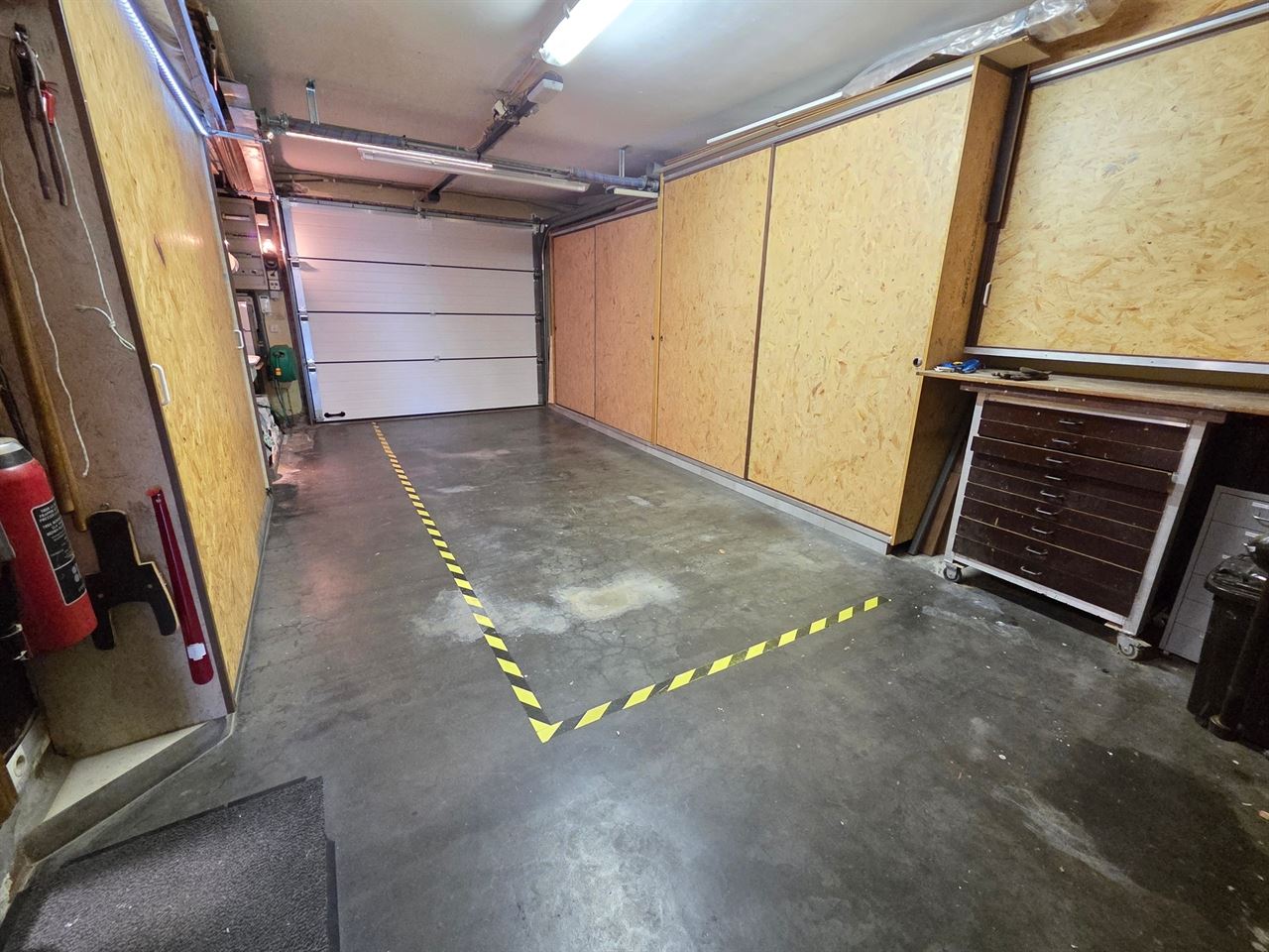 Instapklare, gerenoveerde bel-étage woning gelegen in een rustige doodlopende straat nabij het centrum van Kontich
