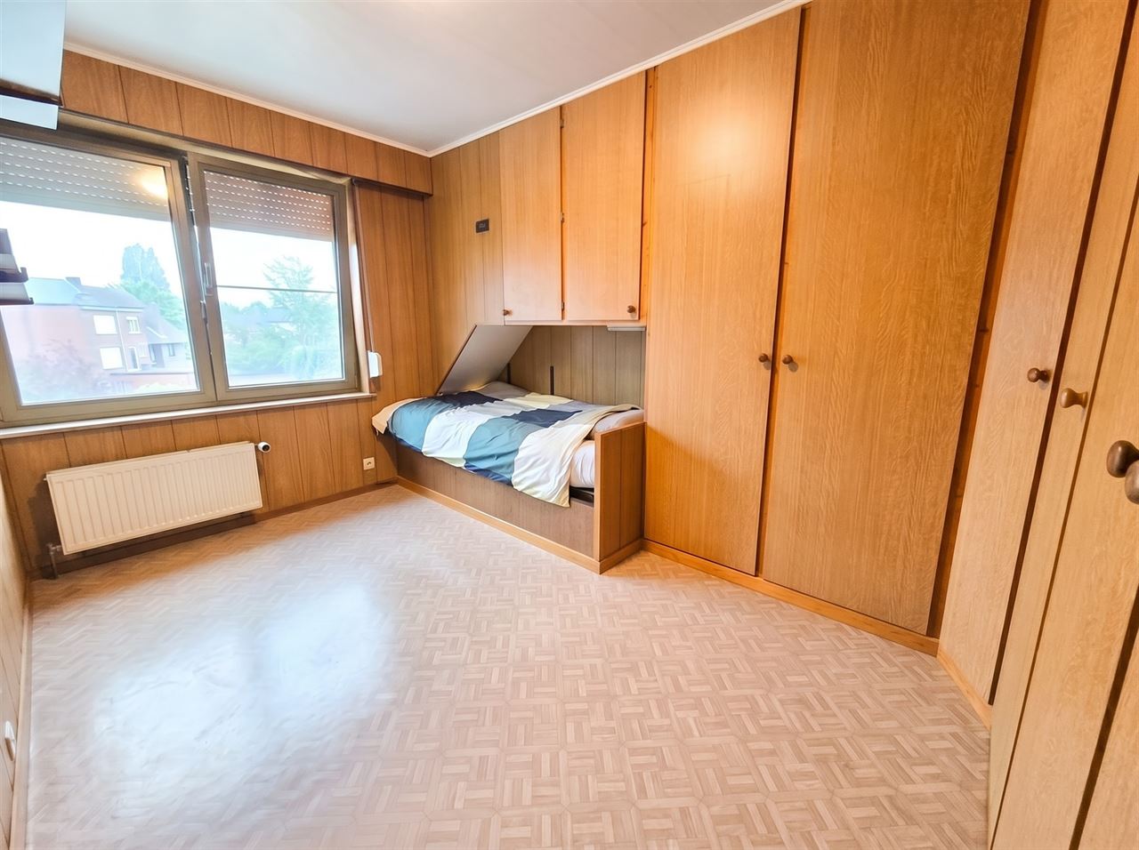 Instapklare, gerenoveerde bel-étage woning gelegen in een rustige doodlopende straat nabij het centrum van Kontich