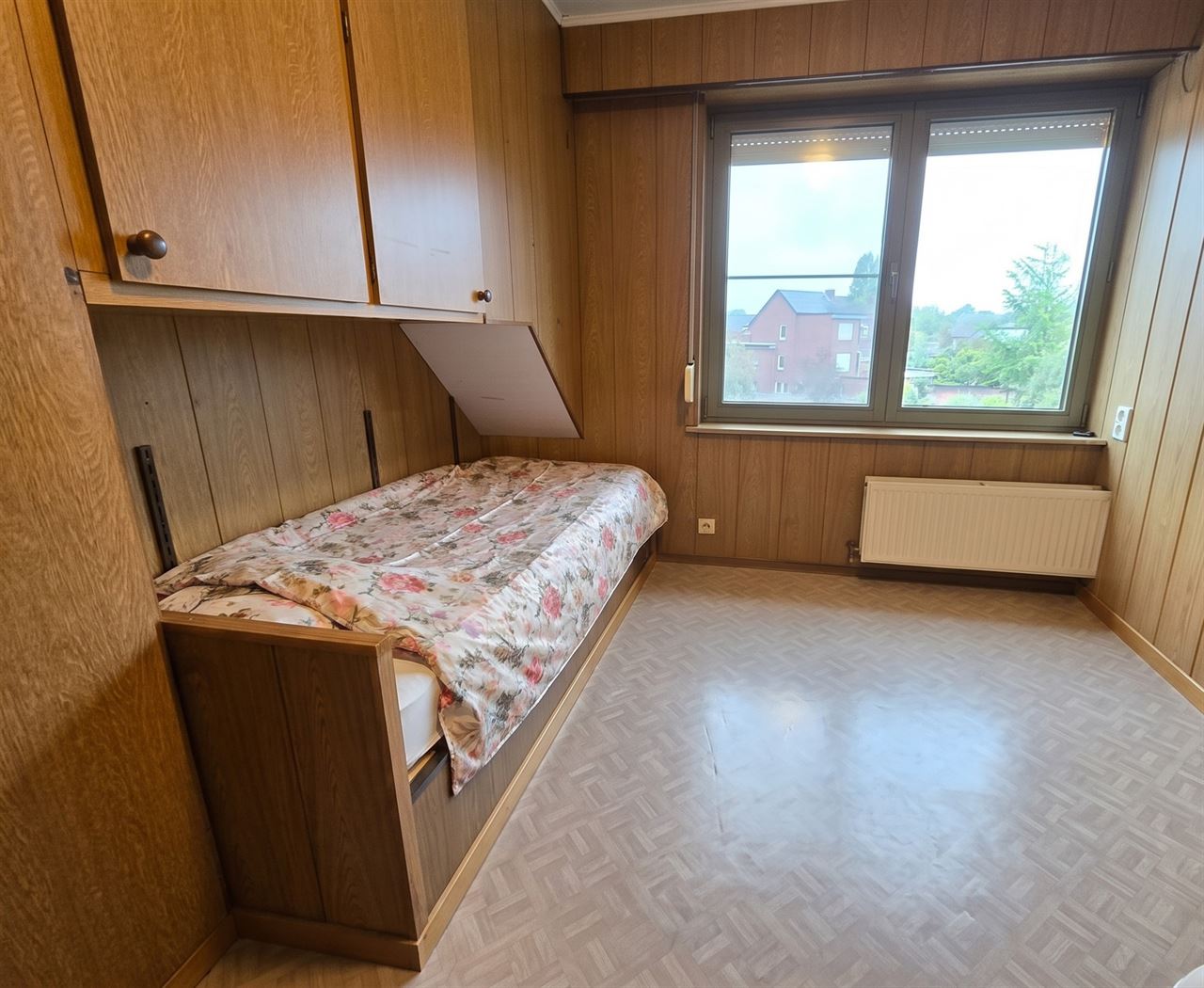 Instapklare, gerenoveerde bel-étage woning gelegen in een rustige doodlopende straat nabij het centrum van Kontich