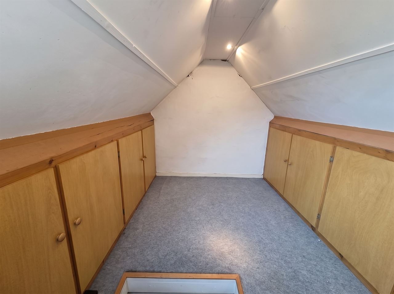 Instapklare, gerenoveerde bel-étage woning gelegen in een rustige doodlopende straat nabij het centrum van Kontich