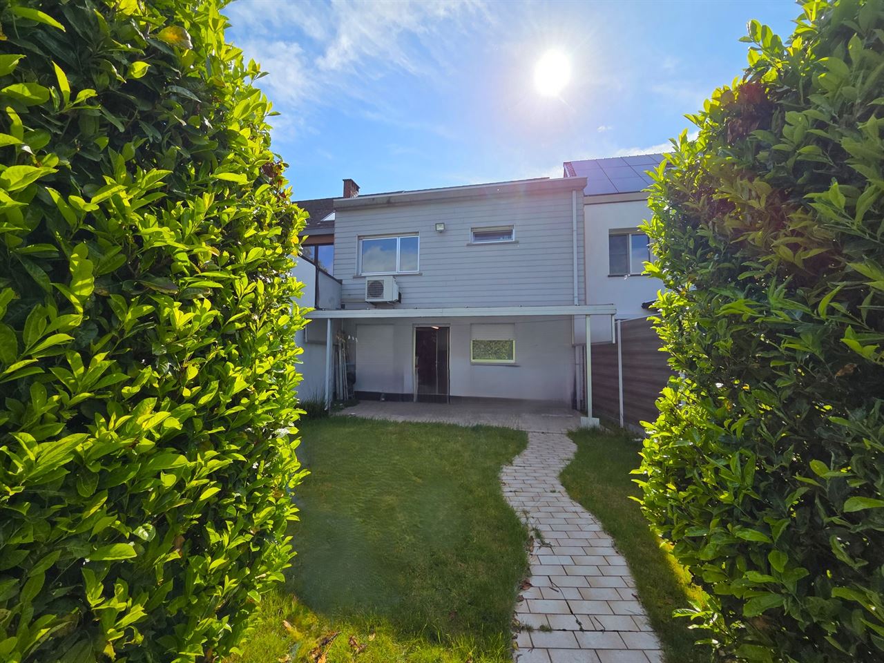 Instapklare gezellige woning met diepe tuin en garage