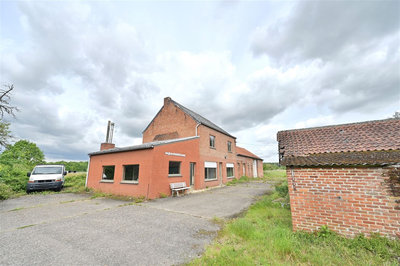 Te renoveren hoeve op rustige locatie