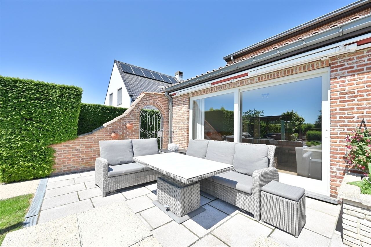 Prachtige Villa woning met 4 slaapkamers, nieuwe keuken en badkamer, dubbele garage met zuidgerichte tuin
