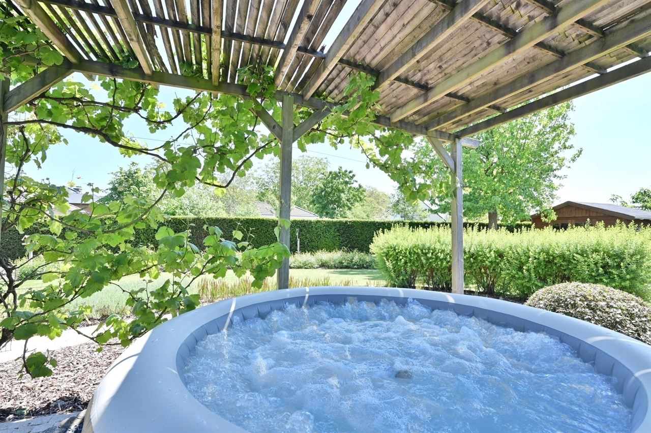 Prachtige Villa woning met 4 slaapkamers, nieuwe keuken en badkamer, dubbele garage met zuidgerichte tuin