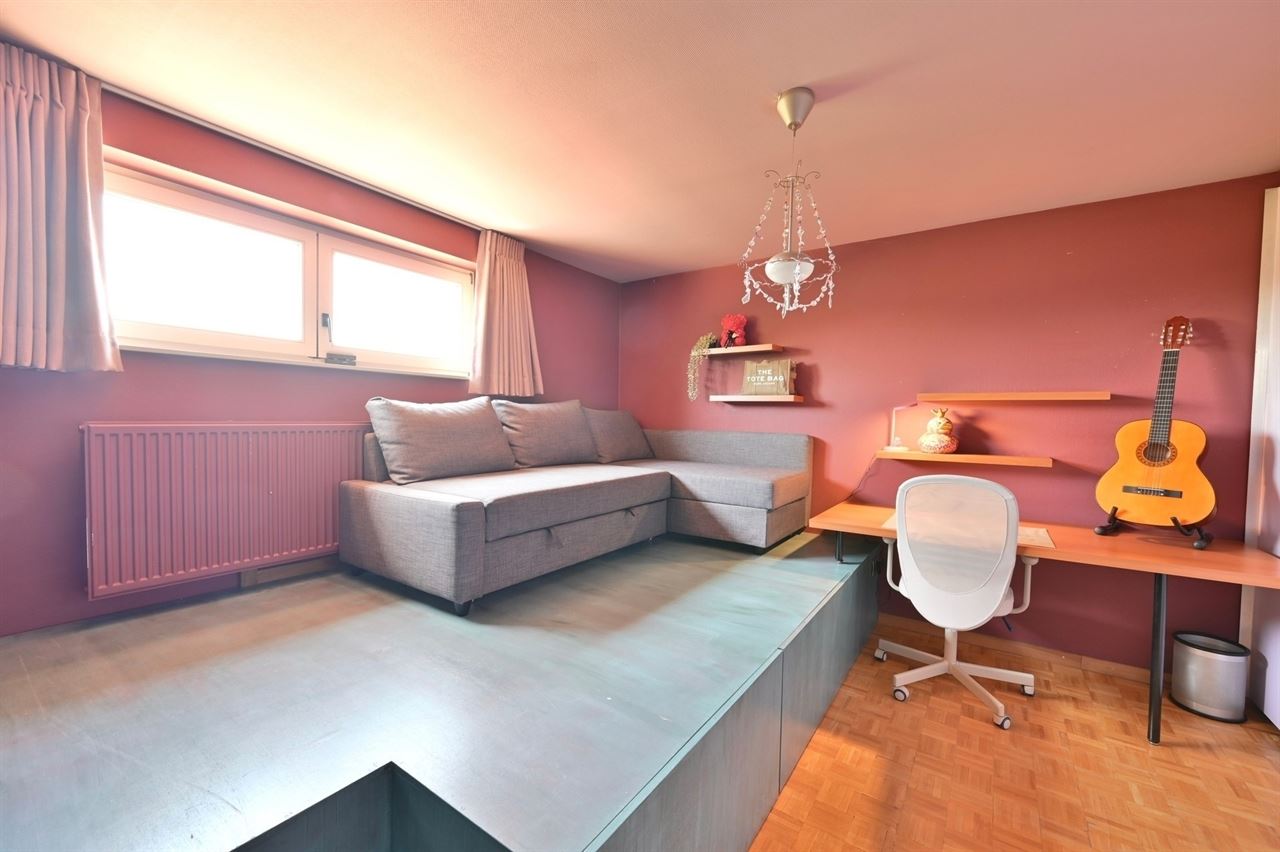 Prachtige Villa woning met 4 slaapkamers, nieuwe keuken en badkamer, dubbele garage met zuidgerichte tuin