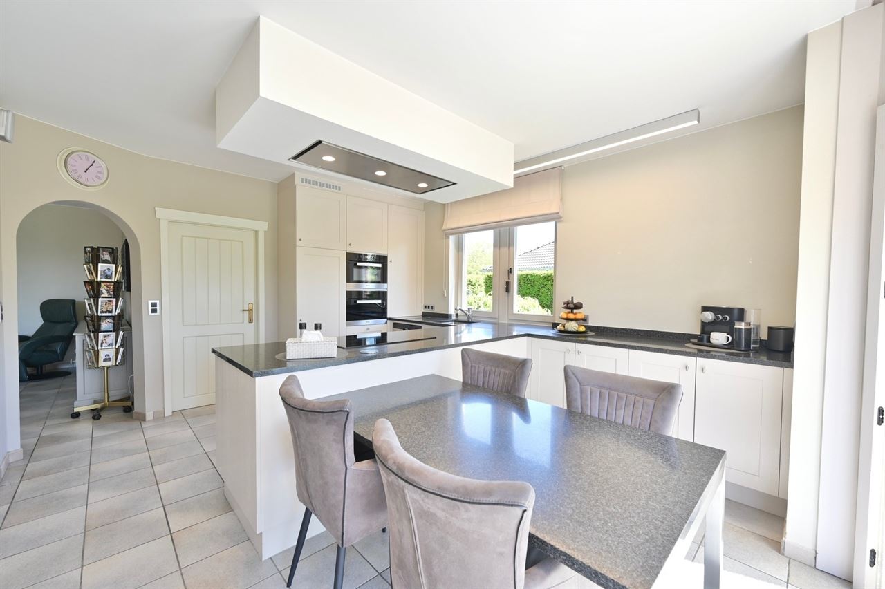 Prachtige Villa woning met 4 slaapkamers, nieuwe keuken en badkamer, dubbele garage met zuidgerichte tuin