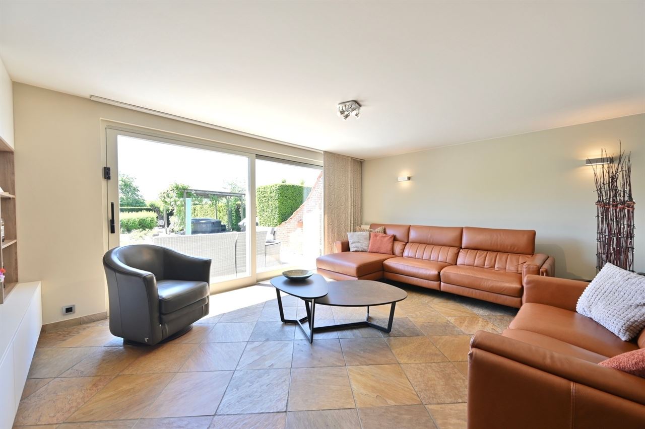 Prachtige Villa woning met 4 slaapkamers, nieuwe keuken en badkamer, dubbele garage met zuidgerichte tuin