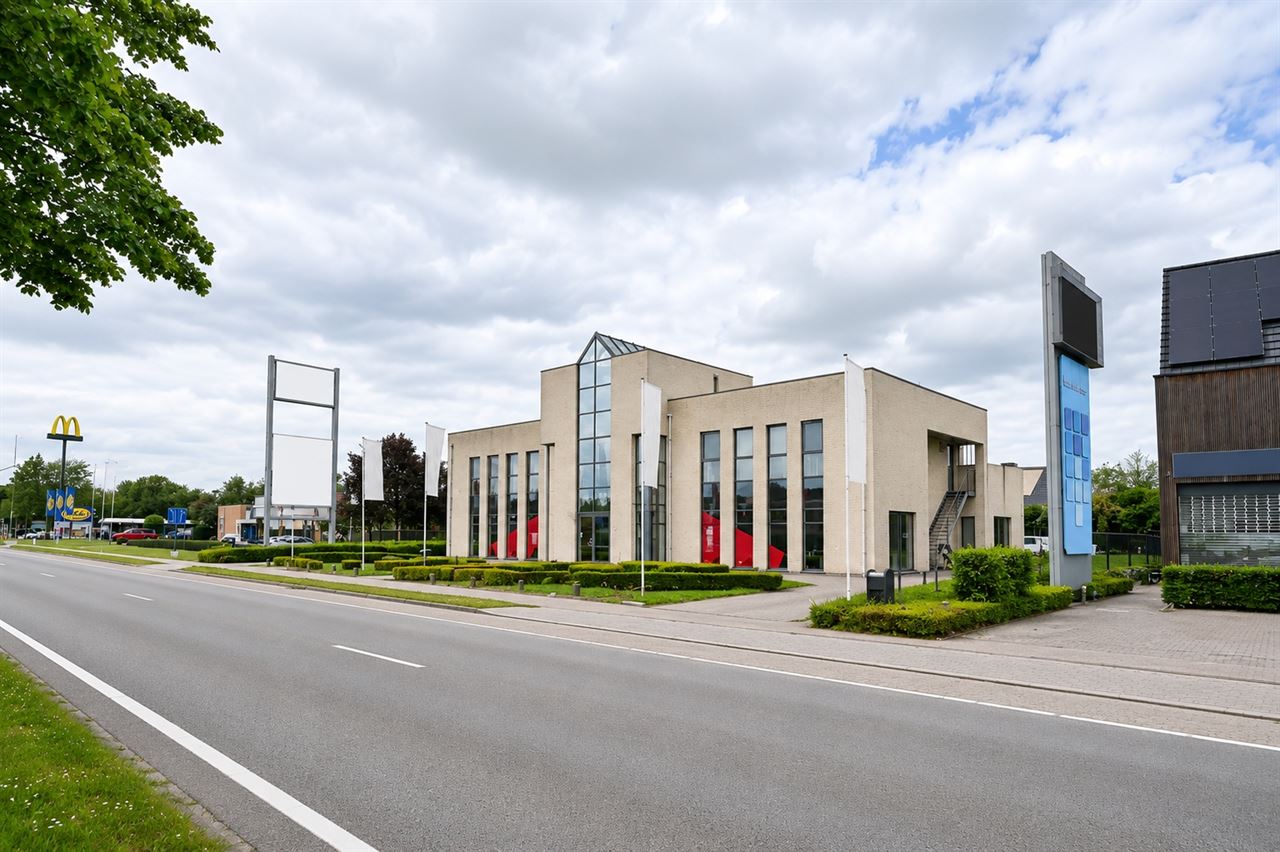 Opbrengsteigendom: handelspand en twee appartementen