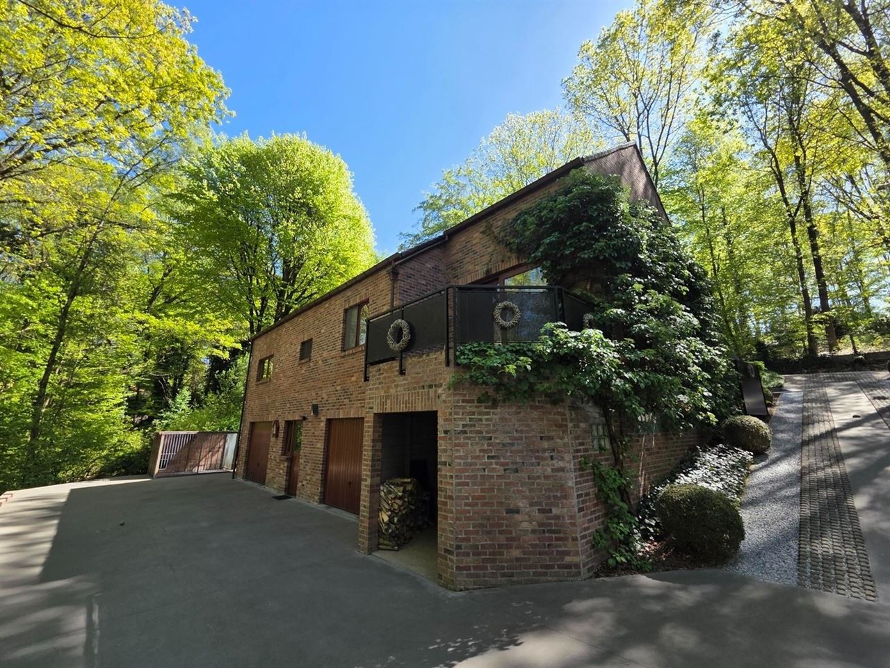 Villa gelegen in een prachtig bebost kader, zeer rustig gelegen, 3 tot 5 slaapkamers, zeer grote kelder.