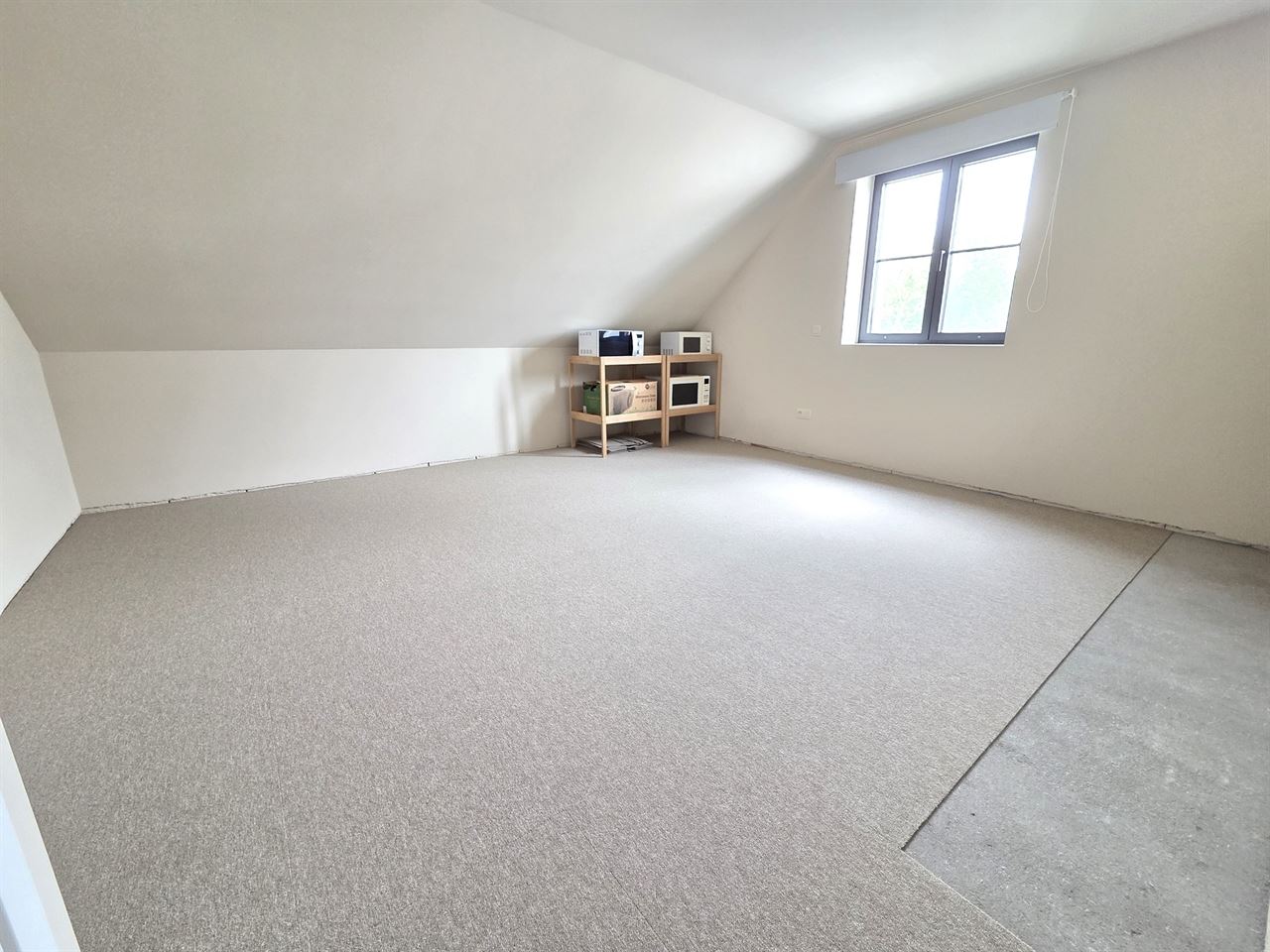 Prachtige nieuwbouw BEN-woning met 5 slpk, 3 badkm en verzorgde tuin. Uitermate rustig gelegen.