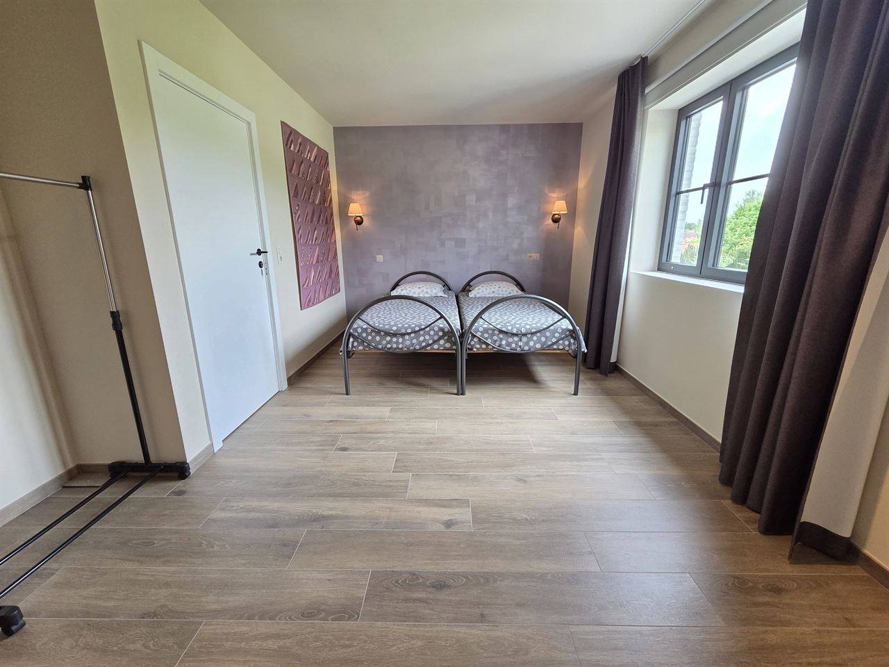 Prachtige nieuwbouw BEN-woning met 5 slpk, 3 badkm en verzorgde tuin. Uitermate rustig gelegen.