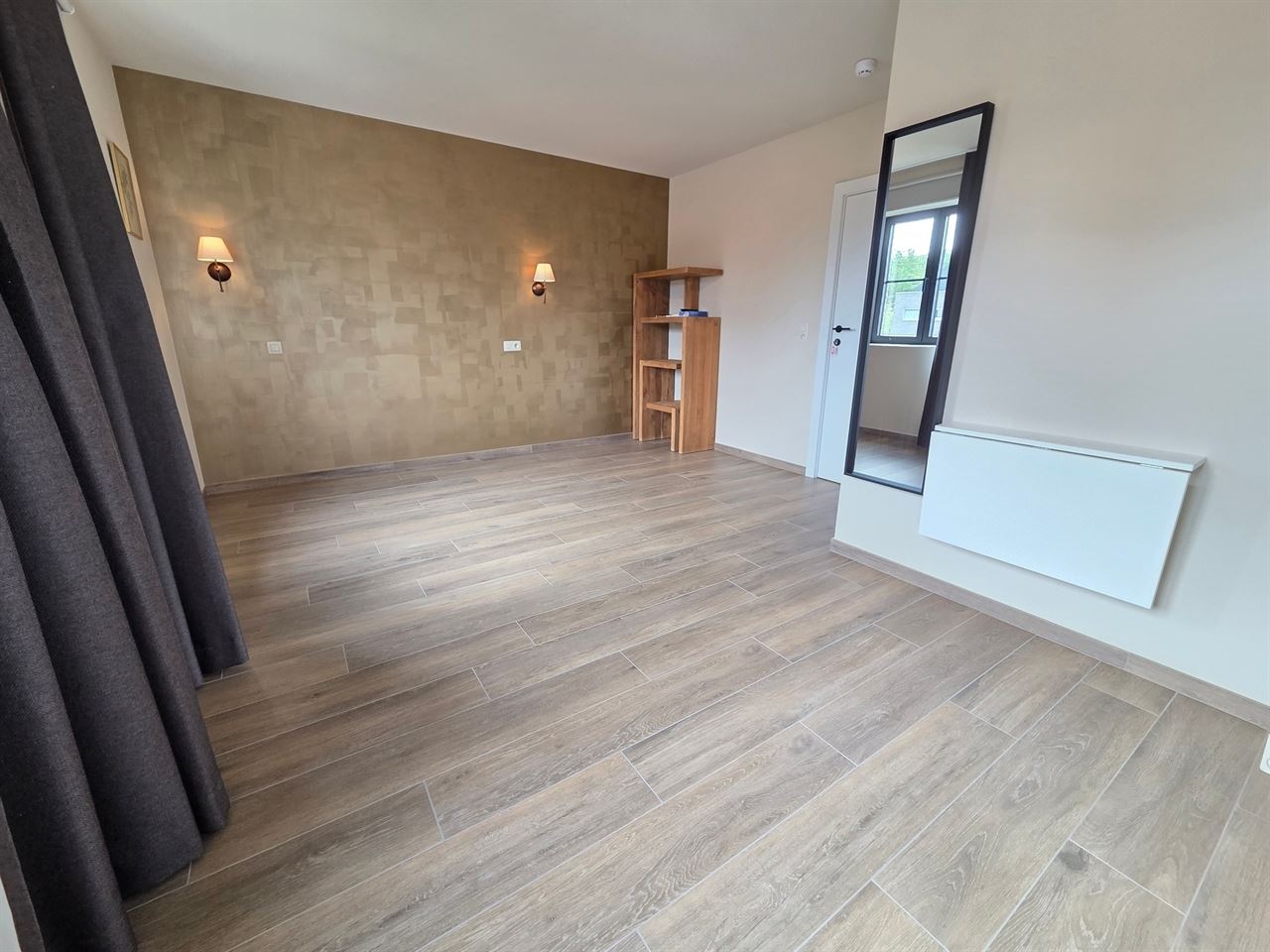 Prachtige nieuwbouw BEN-woning met 5 slpk, 3 badkm en verzorgde tuin. Uitermate rustig gelegen.