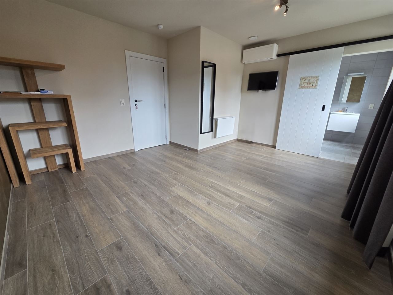 Prachtige nieuwbouw BEN-woning met 5 slpk, 3 badkm en verzorgde tuin. Uitermate rustig gelegen.