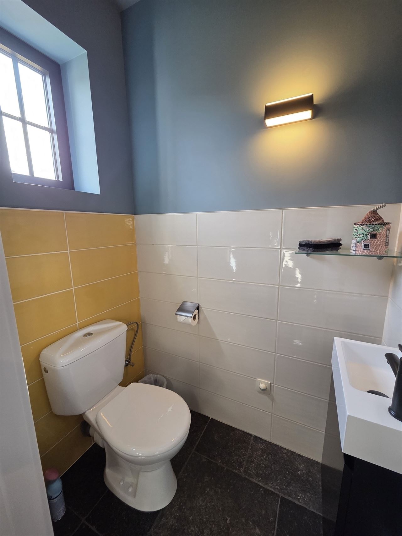 Prachtige nieuwbouw BEN-woning met 5 slpk, 3 badkm en verzorgde tuin. Uitermate rustig gelegen.
