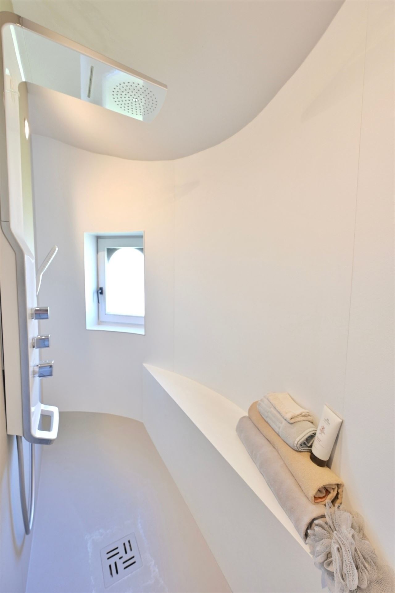Prachtige Villa woning met 4 slaapkamers, nieuwe keuken en badkamer, dubbele garage met zuidgerichte tuin