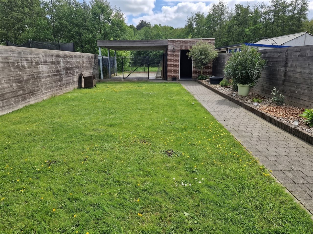 Instapklare, zeer verzorgde woning gelegen te Schriek, op de grens met Putte.