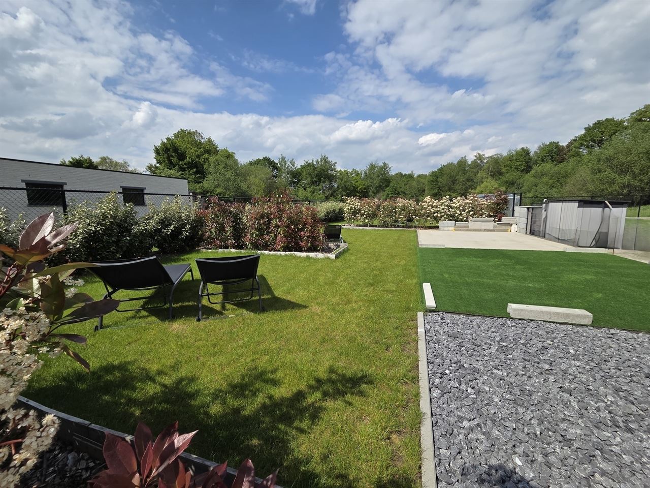 Prachtige nieuwbouw BEN-woning met 5 slpk, 3 badkm en verzorgde tuin. Uitermate rustig gelegen.