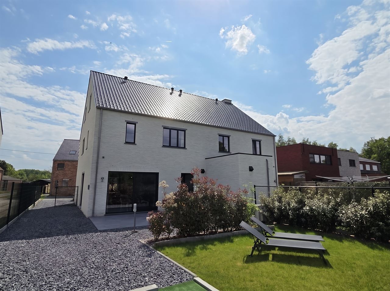 Prachtige nieuwbouw BEN-woning met 5 slpk, 3 badkm en verzorgde tuin. Uitermate rustig gelegen.