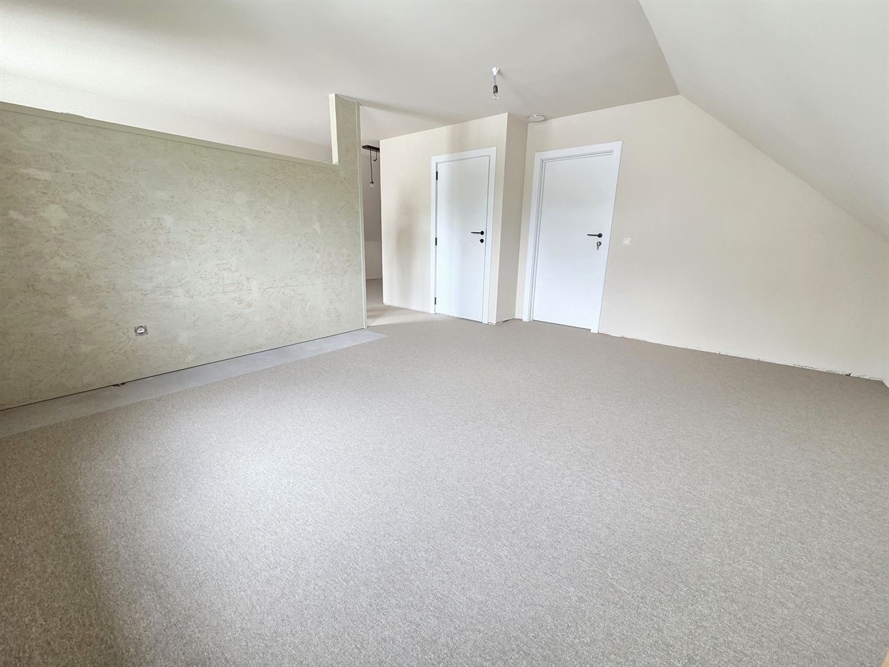 Prachtige nieuwbouw BEN-woning met 5 slpk, 3 badkm en verzorgde tuin. Uitermate rustig gelegen.