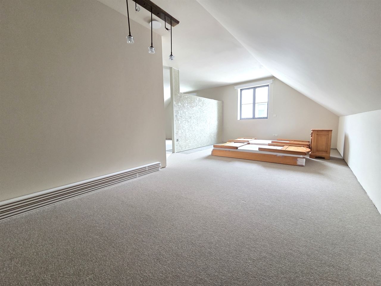 Prachtige nieuwbouw BEN-woning met 5 slpk, 3 badkm en verzorgde tuin. Uitermate rustig gelegen.