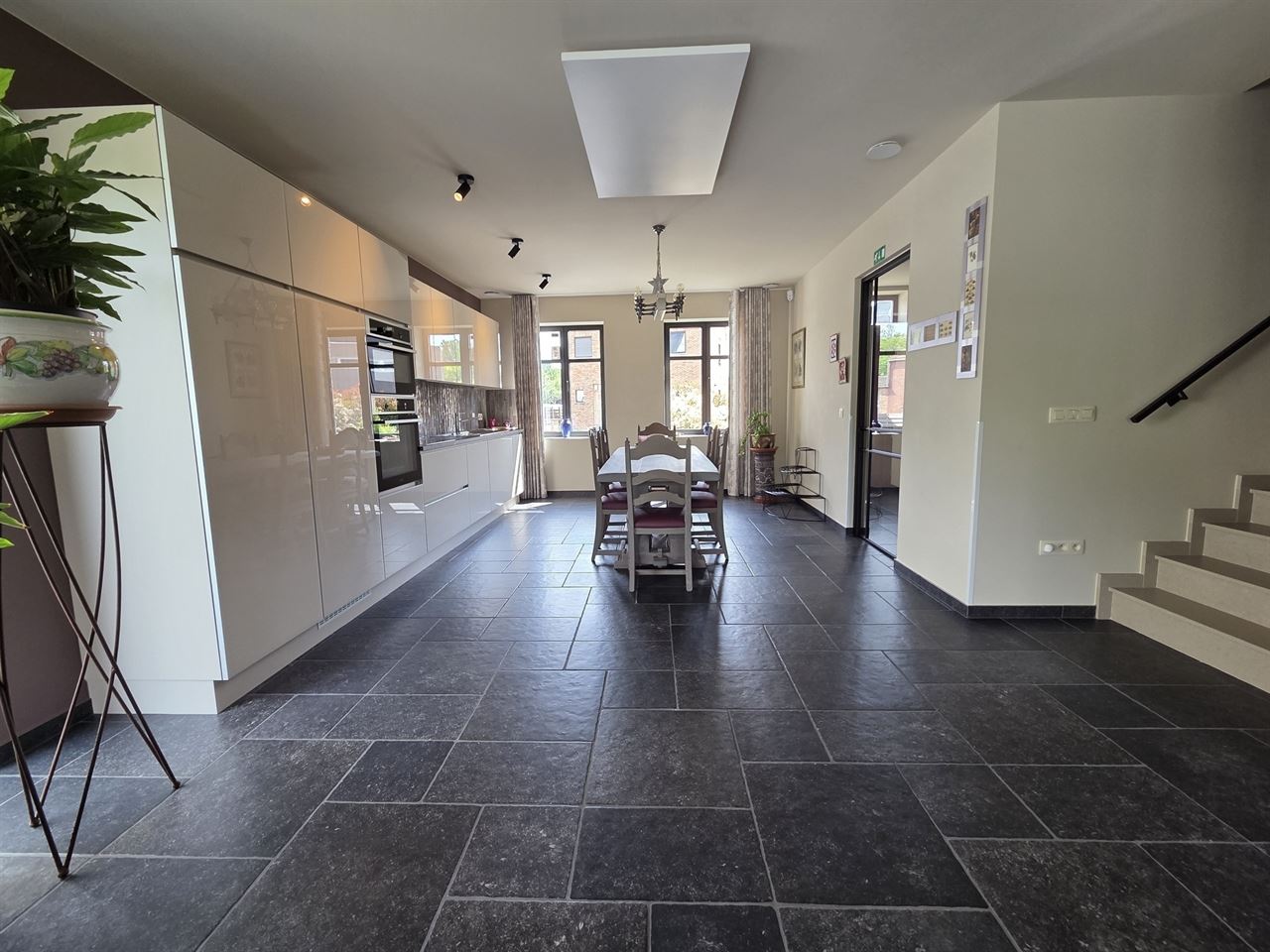 Prachtige nieuwbouw BEN-woning met 5 slpk, 3 badkm en verzorgde tuin. Uitermate rustig gelegen.