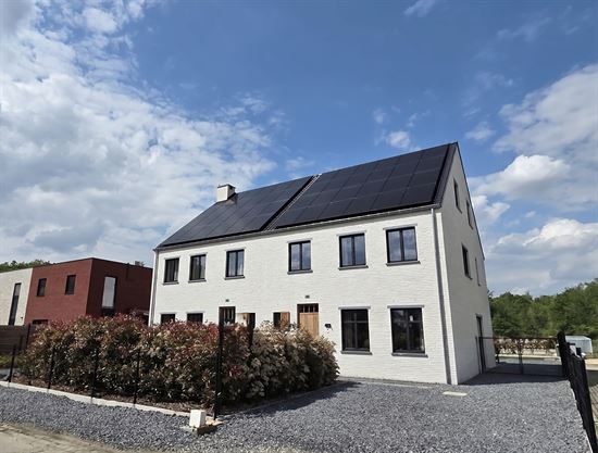 Prachtige nieuwbouw BEN-woning met 5 slpk, 3 badkm en verzorgde tuin. Uitermate rustig gelegen.
