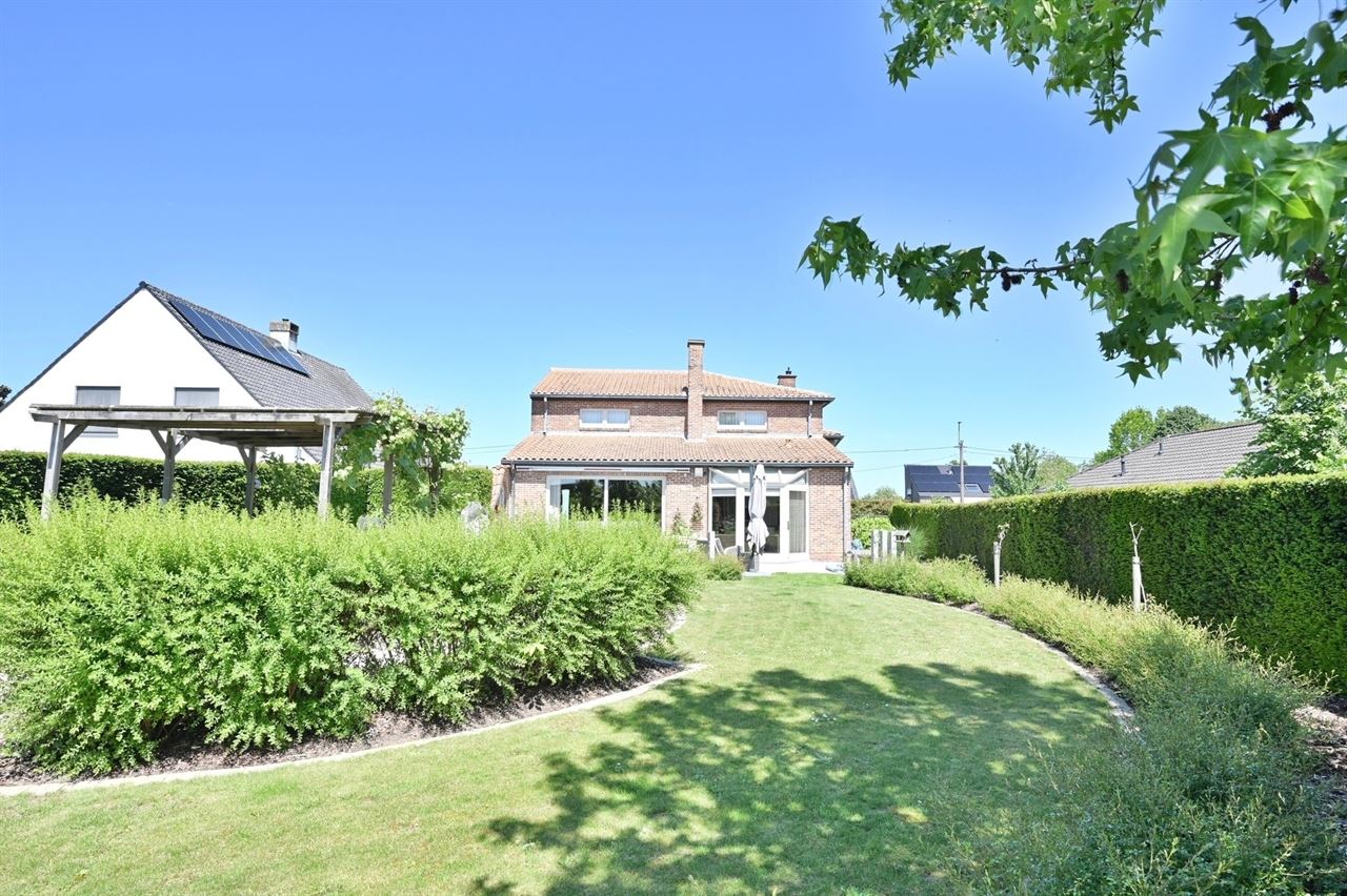 Prachtige Villa woning met 4 slaapkamers, nieuwe keuken en badkamer, dubbele garage met zuidgerichte tuin