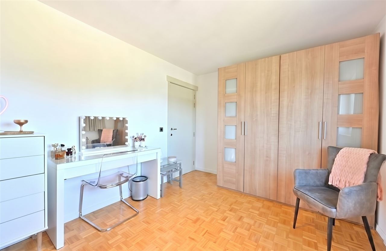Prachtige Villa woning met 4 slaapkamers, nieuwe keuken en badkamer, dubbele garage met zuidgerichte tuin