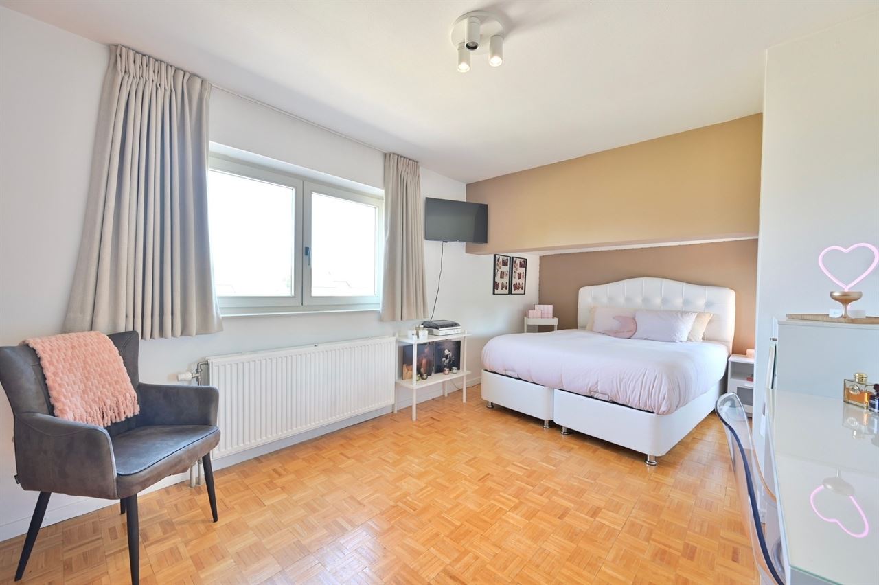 Prachtige Villa woning met 4 slaapkamers, nieuwe keuken en badkamer, dubbele garage met zuidgerichte tuin
