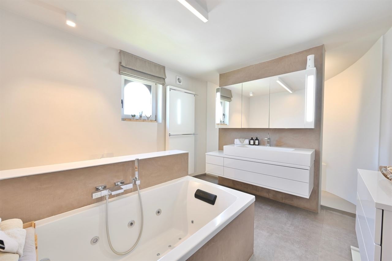 Prachtige Villa woning met 4 slaapkamers, nieuwe keuken en badkamer, dubbele garage met zuidgerichte tuin