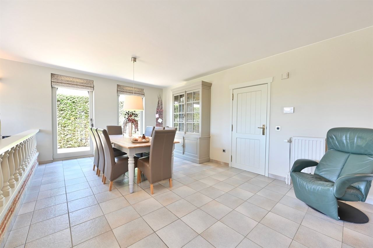 Prachtige Villa woning met 4 slaapkamers, nieuwe keuken en badkamer, dubbele garage met zuidgerichte tuin