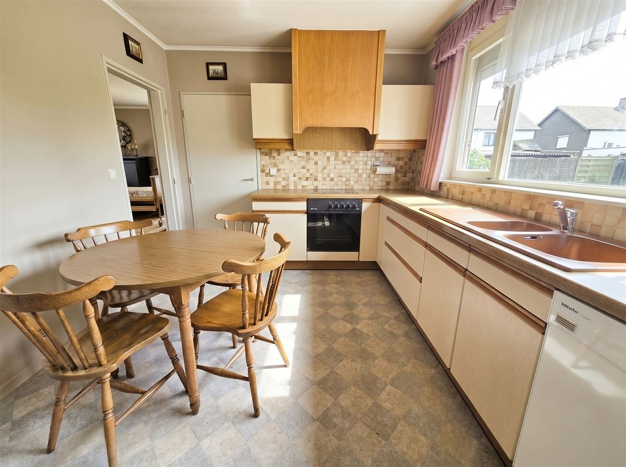 Zeer rustig gelegen woning met 3 slpk op een mooi perceel nabij de dorpskern van Hulshout